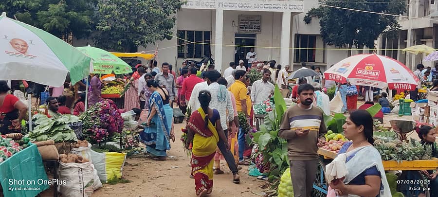 ಚಿಂತಾಮಣಿಯಲ್ಲಿ ಗುರುವಾರ ಹೂವು, ಹಣ್ಣು ಹಾಗೂ ವಿವಿಧ ಪೂಜಾ ಸಾಮಗ್ರಿಗಳ ಖರೀದಿಯಲ್ಲಿ ತೊಡಗಿರುವ ಜನ