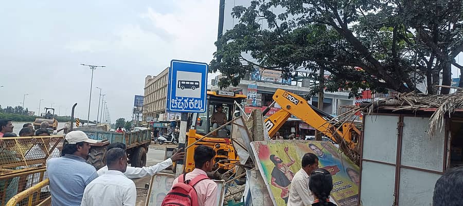 ದೇವನಹಳ್ಳಿ ತಾಲ್ಲೂಕಿನ ಚಪ್ಪರದ ಕಲ್ಲು ಸರ್ಕಲ್‌ ನಲ್ಲಿ ಸರ್ಕಾರಿ ಜಾಗದಲ್ಲಿ ಅನಧಿಕೃತವಾಗಿ ಕಟ್ಟಲಾಗಿದ್ದ ಅಂಗಡಿಗಳನ್ನು ಅಧಿಕಾರಿಗಳು ತೆರವುಗೊಳಿಸಿದರು.