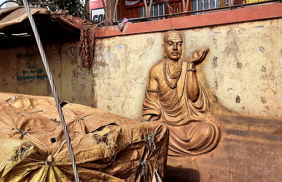 ಬಸವಣ್ಣನವರ ಉಬ್ಬು ಚಿತ್ರದ ಎದುರ ಸಾಮಗ್ರಿ ಇಟ್ಟಿರುವುದು
