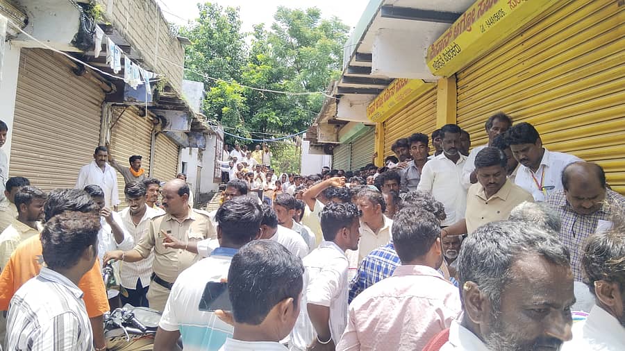 ಸುರಪುರದಲ್ಲಿ ಯುರಿಯಾ ಖರೀದಿಸಲು ಗೊಬ್ಬರ ಅಂಗಡಿಗಳಿಗೆ ಮುಗಿ ಬಿದ್ದ ರೈತರು