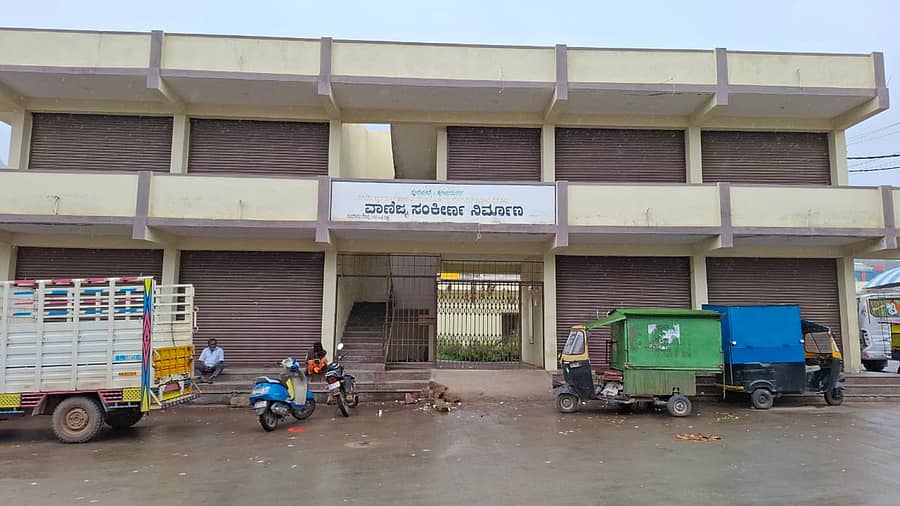 ಹೊಸದುರ್ಗದ ಖಾಸಗಿ ಬಸ್ ನಿಲ್ದಾಣದ ಸಮೀಪದಲ್ಲಿನ ಮಳಿಗೆಗಳು