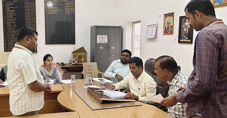 ಮಂಡ್ಯ ತಾಲ್ಲೂಕು ಕಚೇರಿಗೆ ಗುರುವಾರ ಭೇಟಿ ನೀಡಿದ ಜಿಲ್ಲಾಧಿಕಾರಿ ಕುಮಾರ ಅವರು ಕಡತಗಳನ್ನು ಪರಿಶೀಲಿಸಿದರು