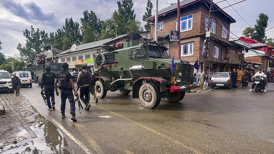 <div class="paragraphs"><p>ಜಮ್ಮು ಮತ್ತು ಕಾಶ್ಮೀರದ ಕುಲ್ಗಾಮ್ನಲ್ಲಿ ಬೀಡು ಬಿಟ್ಟ ಭಾರತೀಯ ಸೇನಾ ಸಿಬ್ಬಂದಿ</p></div>