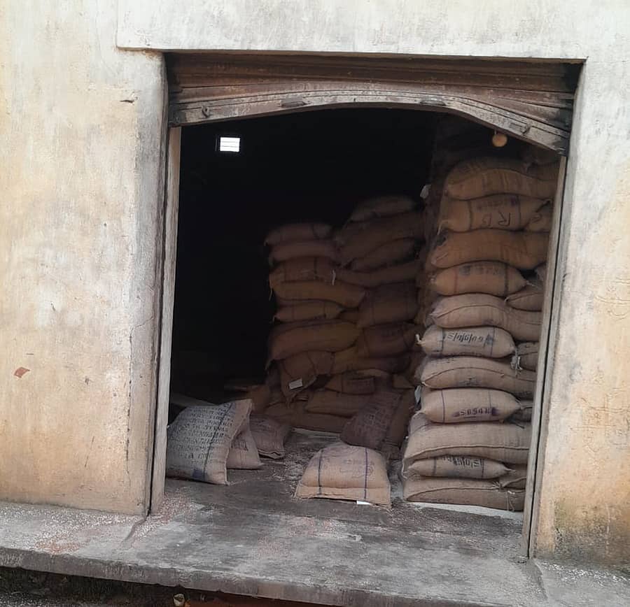 ಚನ್ನರಾಯಪಟ್ಟಣದ ಮೈಸೂರು ರಸ್ತೆಯಲ್ಲಿರುವ ಆಹಾರ ಮತ್ತು ನಾಗರಿಕ ಸರಬರಾಜು ಗೋದಾಮು ಮಳಿಗೆಯ ಶೆಲ್ಟರ್ ಅನ್ನು ಕಬ್ಬಿಣದ ಸಲಾಖೆಯಿಂದ ಮೀಟಿ ಅಂದಾಜು 1.46 ಲಕ್ಷ ಮೌಲ್ಯದ 70 ಚೀಲ ರಾಗಿಯನ್ನು ಬುಧವಾರ ರಾತ್ರಿ ಕಳ್ಳತನ ಮಾಡಲಾಗಿದೆ