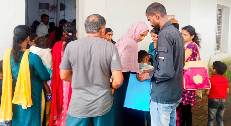 ಕೊಪ್ಪದ ಅಂಚೆ ಕಚೇರಿಯಲ್ಲಿ ಆಧಾರ್ ಕಾರ್ಡ್ ತಿದ್ದುಪಡಿ, ನವೀಕರಣಕ್ಕಾಗಿ ಸಾಲುಗಟ್ಟಿ ನಿಂತಿದ್ದ ಜನ