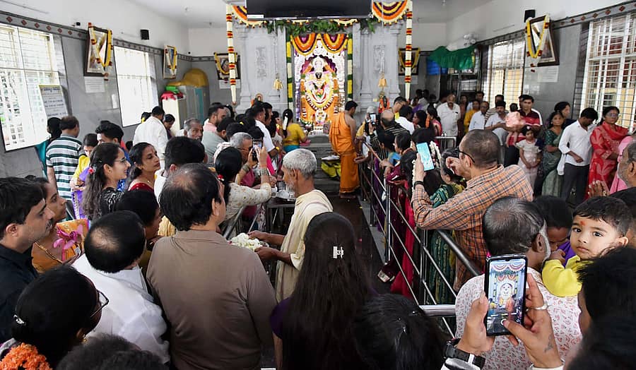 ಕೋಣನಕುಂಟೆ ದೇಸಾಯಿ ಗಾರ್ಡನ್‌ ಮಹಾಲಕ್ಷ್ಮಿ ದೇವಸ್ಥಾನದಲ್ಲಿ ವರಮಹಾಲಕ್ಷ್ಮಿ ಹಬ್ಬದ ಪ್ರಯುಕ್ತ ಭಕ್ತರು ವಿಶೇಷ ಪೂಜೆ ಸಲ್ಲಿಸಿದರು