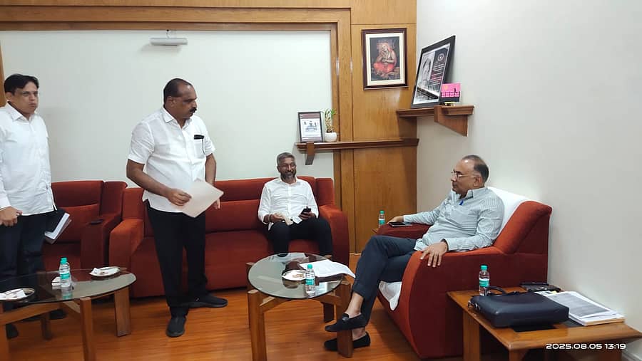 ಕುಂದಾಪುರ ಶಾಸಕ ಎ.ಕಿರಣ್‌ಕುಮಾರ ಕೈಯೊಡ್ಡಿ ಅವರು ಆರೋಗ್ಯ ಸಚಿವ ದಿನೇಶ್ ಗುಂಡೂರಾವ್ ಅವರನ್ನು ಭೇಟಿಯಾಗಿ ಮನವಿ ಸಲ್ಲಿಸಿದರು.