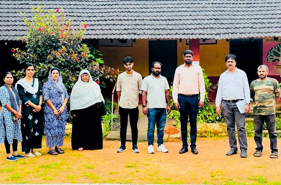 ಸುಂಟಿಕೊಪ್ಪ ಸಮೀಪದ ಚೆಟ್ಟಳ್ಳಿ ವ್ಯಾಪ್ತಿಯ ಪೊನ್ಬತ್ ಮೊಟ್ಟೆಯ ಆರ್.ಎಸ್.ಚೆಟ್ಟಳ್ಳಿ ಸರ್ಕಾರಿ ಹಿರಿಯ ಪ್ರಾಥಮಿಕ ಶಾಲೆಗೆ ಪಂಚಾಯತ್ ರಾಜ್ ಮುಖ್ಯ ಎಂಜಿನಿಯರ್ ನಾರಾಯಣ ಮೂರ್ತಿ ಭೇಟಿ ನೀಡಿ ಪರಿಶೀಲನೆ ನಡೆಸಿದರು