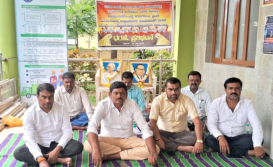 ಮಳವಳ್ಳಿ ಪಟ್ಟಣದ ಪುರಸಭೆ ಮುಂಭಾಗ 15ನೇ ಹಣಕಾಸು ಯೋಜನೆಯ ಅನುದಾನ ಹಂಚಿಕೆಯಲ್ಲಿ ತಾರತಯ್ಯ ಮಾಡಲಾಗಿದೆ ಎಂದು ಆರೋಪಿಸಿ ಜೆಡಿಎಸ್, ಬಿಜೆಪಿ ಮತ್ತು ಪಕ್ಷೇತರ ಸದಸ್ಯರು ಶುಕ್ರವಾರ ಪ್ರತಿಭಟನೆ ನಡೆಸಿದರು. ಟಿ.ನಂದಕುಮಾರ್, ನಾಗೇಶ್, ಎನ್.ಬಸವರಾಜು, ಸಿದ್ದರಾಜು, ಎಂ.ಎನ್.ಕೃಷ್ಣ, ಎಂ.ಟಿ.ಪ್ರಶಾಂತ್, ರವಿ ಭಾಗವಹಿಸಿದ್ದರು