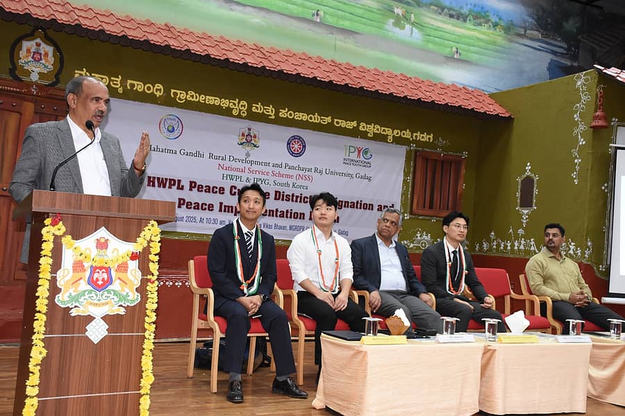 ಗದಗ ನಗರದ ಮಹಾತ್ಮ ಗಾಂಧಿ ಗ್ರಾಮೀಣಾಭಿವೃದ್ಧಿ ಮತ್ತು ಪಂಚಾಯತ್‌ರಾಜ್‌ ವಿಶ್ವವಿದ್ಯಾಲಯದಲ್ಲಿ ನಡೆದ ಕಾರ್ಯಕ್ರಮದಲ್ಲಿ ಜಿಲ್ಲಾಧಿಕಾರಿ ಸಿ.ಎನ್‌.ಶ್ರೀಧರ್‌ ಮಾತನಾಡಿದರು
