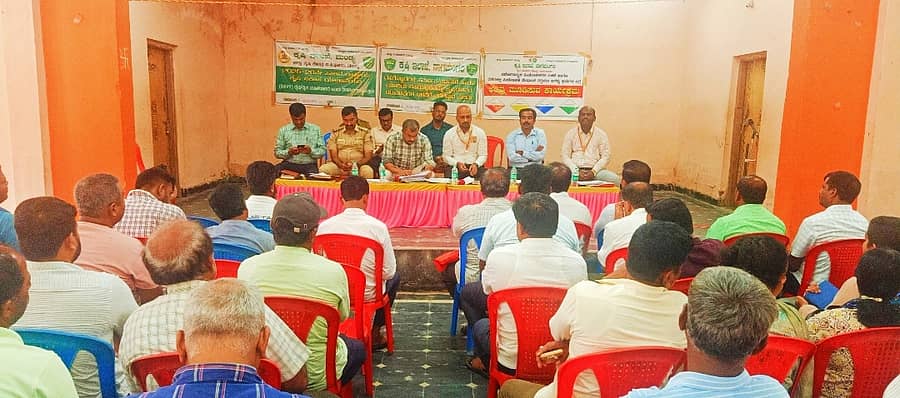 ನಾಗಮಂಗಲ ಪಟ್ಟಣದ ಶಿಕ್ಷಕರ ಭವನದಲ್ಲಿ ಆಯೋಜಿಸಿದ್ದ ರಸಗೊಬ್ಬರಗಳ ಸಮರ್ಪಕ ನಿರ್ವಹಣೆ ಮತ್ತು ಯೂರಿಯಾ ರಸಗೊಬ್ಬರವನ್ನು ಕೃಷಿಯೇತರ ಚಟುವಟಿಕೆಗಳ ಬಳಕೆಗೆ ತಡೆಗಟ್ಟುವ ಕುರಿತು ಆಯೋಜಿಸಿದ್ದ ಕಾರ್ಯಕ್ರಮದಲ್ಲಿ ಅಧಿಕಾರಿಗಳು ಮತ್ತು ಮಾರಾಟಗಾರರು ಭಾಗವಹಿಸಿದ್ದರು 