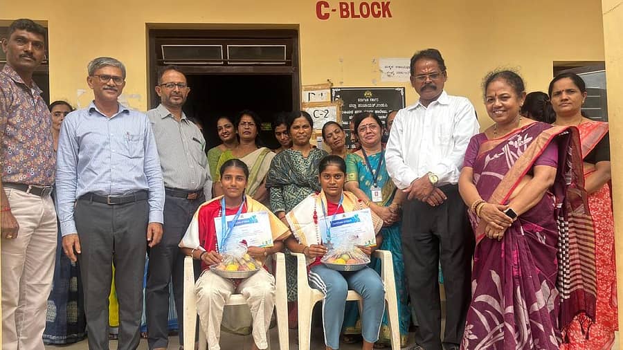 ಪದಕ ವಿಜೇತ ವಿದ್ಯಾರ್ಥಿನಿಯರನ್ನು ಸನ್ಮಾನಿಸಲಾಯಿತು