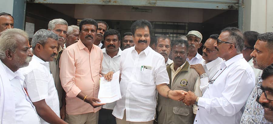 ಆನೇಕಲ್‌ನಲ್ಲಿ ದಿನಗೂಲಿ ನೌಕರರ ಸಮಸ್ಯೆಯ ಬಗ್ಗೆ ಸದನದಲ್ಲಿ ಧ್ವನಿ ಎತ್ತುವಂತೆ ದಿನಗೂಲಿ ಕ್ಷೇಮಾಭಿವೃದ್ಧಿ ನೌಕರರ ಸಂಘದ ಪದಾಧಿಕಾರಿಗಳು ಶಾಸಕ ಬಿ.ಶಿವಣ್ಣ ಅವರಿಗೆ ಮನವಿ ಸಲ್ಲಿಸಿದರು
