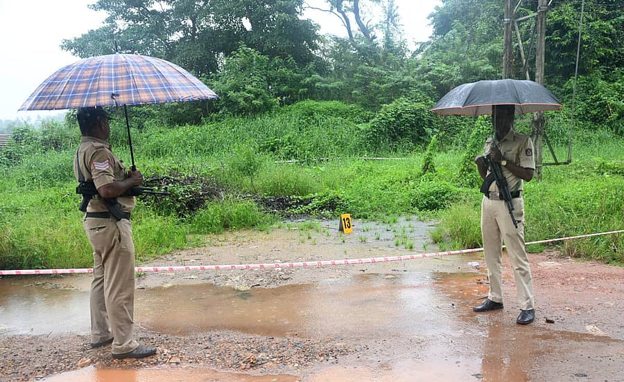 <div class="paragraphs"><p>ಧರ್ಮಸ್ಥಳ ಗ್ರಾಮದಲ್ಲಿ ಮೃತದೇಹಗಳನ್ನು ಹೂತುಹಾಕಿದ್ದೇನೆ ಎಂದು ಹೇಳಿರುವ ಸಾಕ್ಷಿ ದೂರುದಾರ ಗುರುತು ಮಾಡಿರುವ 13ನೇ ಜಾಗಕ್ಕೆ ಪೊಲೀಸರ ಕಾವಲು</p></div>