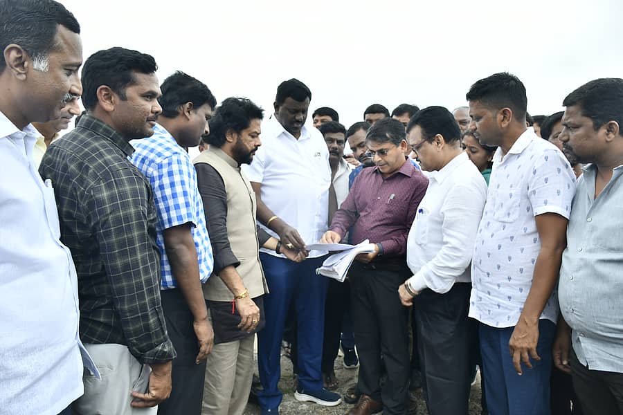 <div class="paragraphs"><p>ಮೆಗಾ ಡೇರಿ ನಿರ್ಮಾಣ ಮಾಡಲು ಉದ್ದೇಶಿಸಿರುವ ಬಳ್ಳಾರಿ ತಾಲೂಕಿನ ಕೊಳಗಲ್‌ ಗ್ರಾಮಕ್ಕೆ ಶುಕ್ರವಾರ ಭೇಟಿ ನೀಡಿದ್ದ ರಾಬಕೊವಿ ಅಧ್ಯಕ್ಷ, ಶಾಸಕ ರಾಘವೇಂದ್ರ ಹಿಟ್ನಾಳ್‌</p></div>