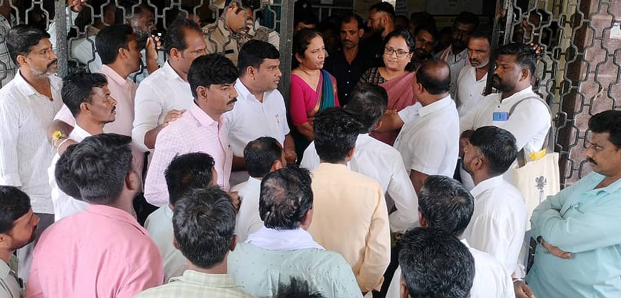 ಹಾನಗಲ್‌ನಲ್ಲಿ ಶುಕ್ರವಾರ ಆಯೋಜನೆಗೊಂಡಿದ್ದ ಪರಿಶಿಷ್ಟ ಜಾತಿ, ಪಂಗಡಗಳ ಕುಂದುಕೊರತೆ ಸಭೆಯನ್ನು ಬಹಿಷ್ಕರಿಸಿದ ದಲಿತ ಮುಖಂಡರು ಸಮಾಜ ಕಲ್ಯಾಣ ಇಲಾಖೆ ಅಧಿಕಾರಿಗಳ ಮೇಲೆ ಹರಿಹಾಯ್ದರು