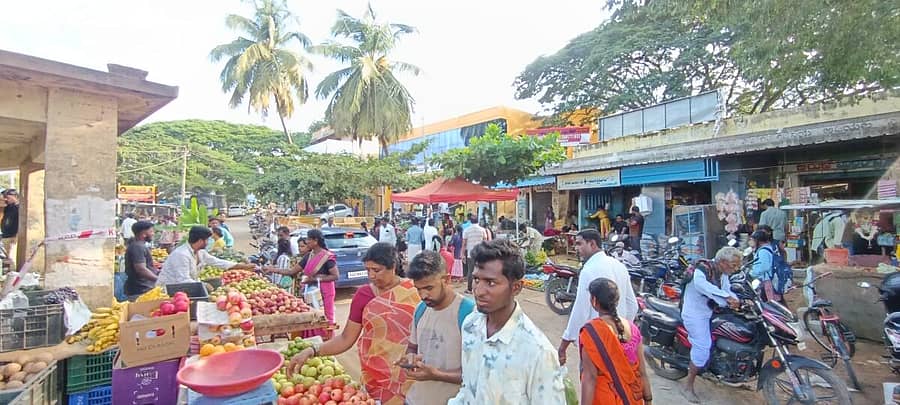 <div class="paragraphs"><p>ವೇಮಗಲ್‌ ಪಟ್ಟಣದಲ್ಲಿ ಹಬ್ಬದ ಸಾಮಗ್ರಿ ಖರೀದಿ ಜೋರಾಗಿ ನಡೆಯಿತು</p></div>