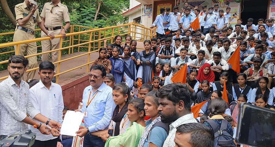 ವಿಜಯಪುರ ಜಿಲ್ಲಾ ಸಮಾಜ ಕಲ್ಯಾಣ ಇಲಾಖೆ ಉಪ ನಿರ್ದೇಶಕ ಮಹೇಶ ಪೋತೆದಾರ ಅವರಿಗೆ ಎ.ಬಿ.ವಿ.ಪಿ. ಕಾರ್ಯಕರ್ತರು ಮನವಿ ಸಲ್ಲಿಸಿದರು 