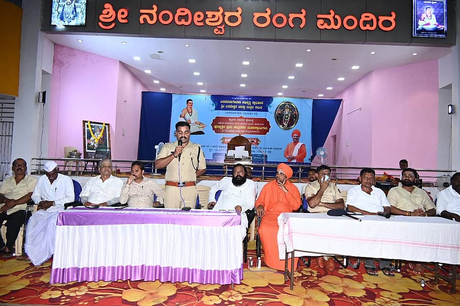 ಬಸವನಬಾಗೇವಾಡಿ ಐತಿಹಾಸಿಕ ಬಸವೇಶ್ವರ ಜಾತ್ರೋತ್ಸವದ ಅಂಗವಾಗಿ ಹಮ್ಮಿಕೊಂಡಿದ್ದ ಶಾಂತಿ ಸಭೆಯಲ್ಲಿ ಡಿವೈಎಸ್ಪಿ ಬಲ್ಲಪ್ಪ ನಂದಗಾವಿ ಮಾತನಾಡಿದರು