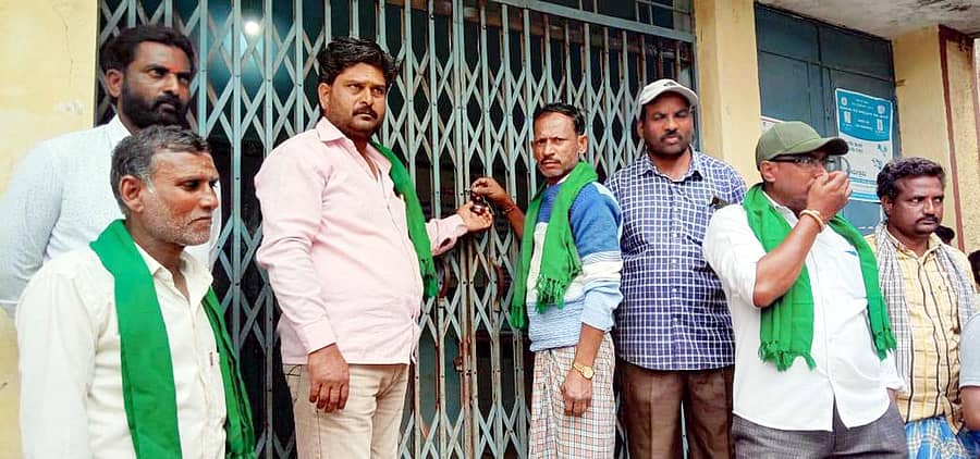 ಜಾನುವಾರಗಳಿಗೆ ಸರಿಯಾಗಿ ಚಿಕಿತ್ಸೆ ಸಿಗುತ್ತಿಲ್ಲವೆಂದು ಕರ್ನಾಟಕ ರಾಜ್ಯ ರೈತ ಸಂಘ ಹಾಗೂ ಹಸಿರು ಸೇನೆ ತಾಲ್ಲೂಕು ಘಟಕದ ಪದಾಧಿಕಾರಿಗಳು ಇತ್ತಿಚೆಗೆ ಸವಣೂರು ಪಟ್ಟಣದ ತಾಲ್ಲೂಕು ಪಶು ಆಸ್ಪತ್ರೆಗೆ ಬೀಗ ಹಾಕಿ ಪ್ರತಿಭಟನೆ ಕೈಗೊಂಡರು