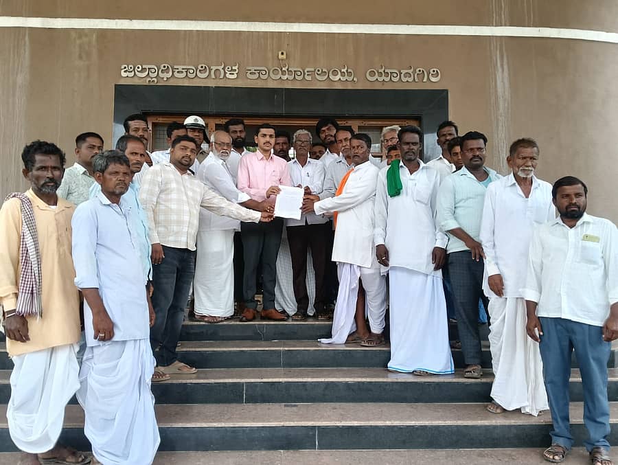 ಯಾದಗಿರಿಯಲ್ಲಿ ಗುರುವಾರ ಶಿರವಾಳ ಗ್ರಾಮದ ರೈತರು ಎಡಿಸಿ ರಮೇಶ ಕೋಲಾರ ಅವರಿಗೆ ಮನವಿ ಪತ್ರ ಸಲ್ಲಿಸಿದರು