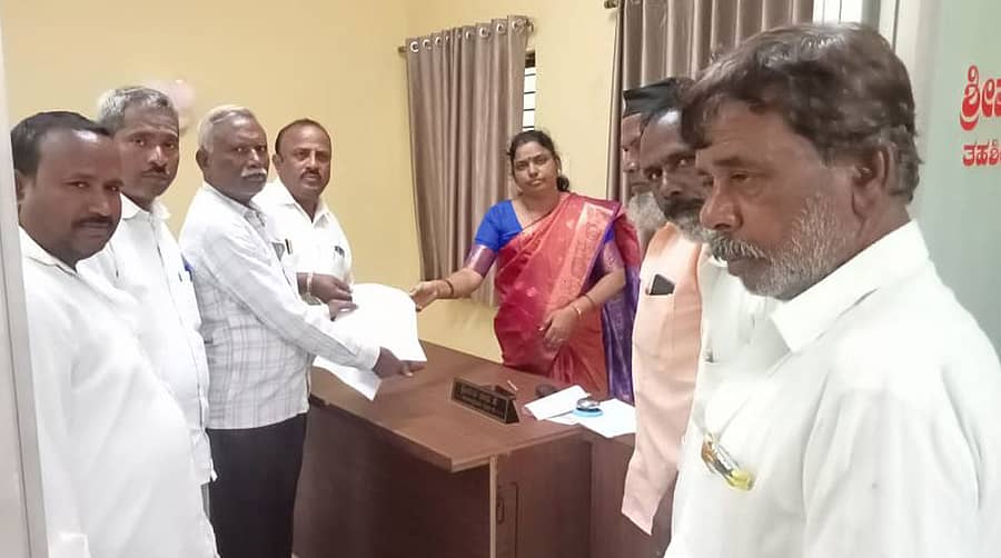 ಮುಂಡರಗಿ ಪಟ್ಟಣಕ್ಕೆ ಸರ್ಕಾರಿ ಪ್ರೌಢ ಶಾಲೆ ಮಂಜೂರು ಮಾಡಬೇಕು ಎಂದು ಒತ್ತಾಯಿಸಿ ತಾಲ್ಲೂಕು ಸಾರ್ವಜನಿಕ ಹೋರಾಟ ವೇದಿಕೆಯ ಕಾರ್ಯಕರ್ತರು ಗ್ರೇಡ್-2 ತಹಶೀಲ್ದಾರ್ ಕೆ.ರಾಧಾ ಅವರಿಗೆ ಮನವಿ ಸಲ್ಲಿಸಿದರು