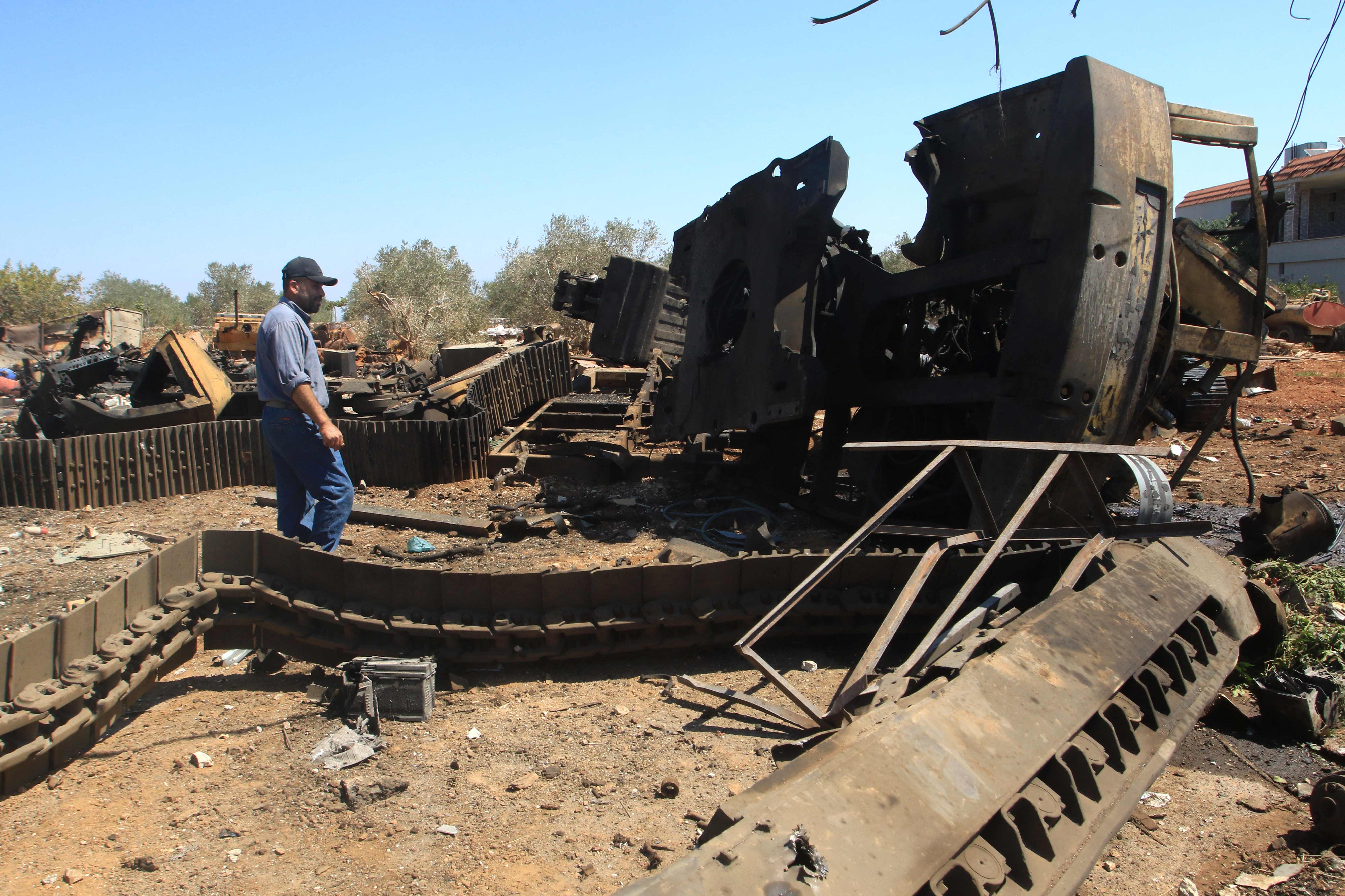 ಲೆಬನಾನ್ ಮೇಲೆ ಇಸ್ರೇಲ್ ನಡೆಸಿದ ವೈಮಾನಿಕ ದಾಳಿಯಲ್ಲಿ ಡೈರ್ ಸೆರಿಯನ್ ಗ್ರಾಮದಲ್ಲಿ ಬುಲ್ಡೋಸರ್ ಹಾಗೂ ಟ್ರಕ್ ರಿಪೇರಿ ಘಟಕ ವಸ್ತುಗಳು ಹಾನಿಗೊಂಡವು –ಎಎಫ್ಪಿ ಚಿತ್ರ