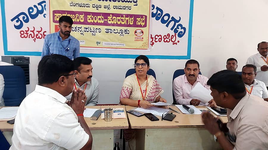 ಚನ್ನಪಟ್ಟಣದ ತಾ.ಪಂ ಸಭಾಂಗಣದಲ್ಲಿ ಜಿಲ್ಲಾ ಲೋಕಾಯುಕ್ತ ವತಿಯಿಂದ ನಡೆದ ಸಾರ್ವಜನಿಕರ ಕುಂದುಕೊರತೆ ಸಭೆಯಲ್ಲಿ ಲೋಕಾಯುಕ್ತ ಎಸ್ಪಿ ಪಿ.ವಿ.ಸ್ನೇಹಾ, ಲೋಕಾಯುಕ್ತ ಡಿವೈಎಸ್ ಪಿ.ರಾಜೇಶ್, ತಹಶೀಲ್ದಾರ್ ಗಿರೀಶ್ ಇತರರು ಭಾಗವಹಿಸಿದ್ದರು