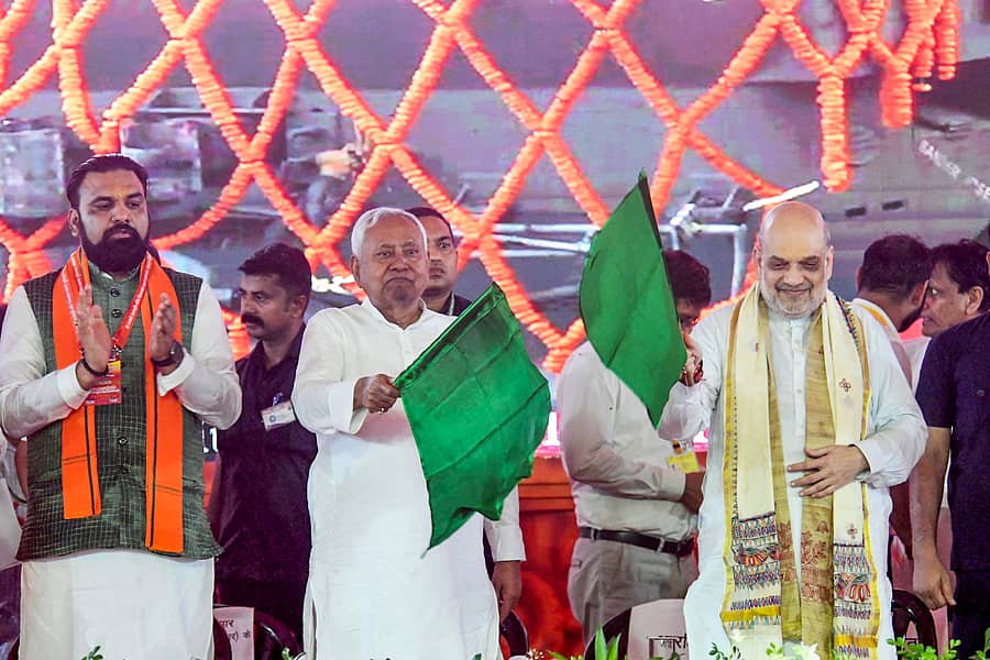 ಸೀತಾಮಡಿ– ದೆಹಲಿ ನಡುವಿನ ಅಮೃತ್ ಭಾರತ್ ಎಕ್ಸ್‌ಪ್ರೆಸ್‌ ರೈಲಿಗೆ ಬಿಹಾರದ ಮುಖ್ಯಮಂತ್ರಿ ನಿತೀಶ್‌ ಕುಮಾರ್‌ ಹಾಗೂ ಕೇಂದ್ರ ಗೃಹ ಸಚಿವ ಅಮಿತ್‌ ಶಾ ಶುಕ್ರವಾರ ಸೀತಾಮಡಿಯಲ್ಲಿ ಹಸಿರು ನಿಶಾನೆ ತೋರಿದರು. ಉಪಮುಖ್ಯಮಂತ್ರಿ ಸಾಮ್ರಾಟ್ ಚೌಧರಿ ಇದ್ದಾರೆ   ಪಿಟಿಐ ಚಿತ್ರ