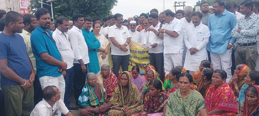 ಕಾಳಗಿಯಲ್ಲಿ ಶುಕ್ರವಾರ ಕರ್ನಾಟಕ ರಾಜ್ಯ ತಳವಾರ ಮಹಾಸಭಾ ತಾಲ್ಲೂಕು ಘಟಕದಿಂದ ಪ್ರತಿಭಟನೆ ನಡೆಸಲಾಯಿತು