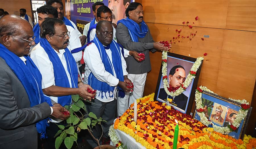 ವಿಚಾರ ಸಂಕಿರಣದಲ್ಲಿ ವೆಂಕಟಯ್ಯ, ಅಣ್ಣಯ್ಯ, ಶ್ರೀಧರ್ ಕಲಿವೀರ, ಡಿ.ಜಿ.ಸಾಗರ್‌ ಅವರು ಡಾ.ಬಿ.ಆರ್‌. ಅಂಬೇಡ್ಕರ್‌ ಭಾವಚಿತ್ರಕ್ಕೆ ಪುಷ್ಪನಮನ ಸಲ್ಲಿಸಿದರು
– ಪ್ರಜಾವಾಣಿ ಚಿತ್ರ