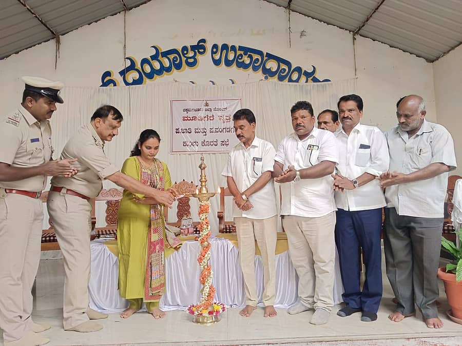ಮೂಡಿಗೆರೆಯಲ್ಲಿ ಪೊಲೀಸ್ ಇಲಾಖೆಯಿಂದ ನಡೆದ ಪ.ಜಾತಿ, ಪಂಗಡದ ಕುಂದುಕೊರತೆ ಸಭೆಯನ್ನು ತಹಶೀಲ್ದಾರ್ ಅಶ್ವಿನಿ ಉದ್ಘಾಟಿಸಿದರು