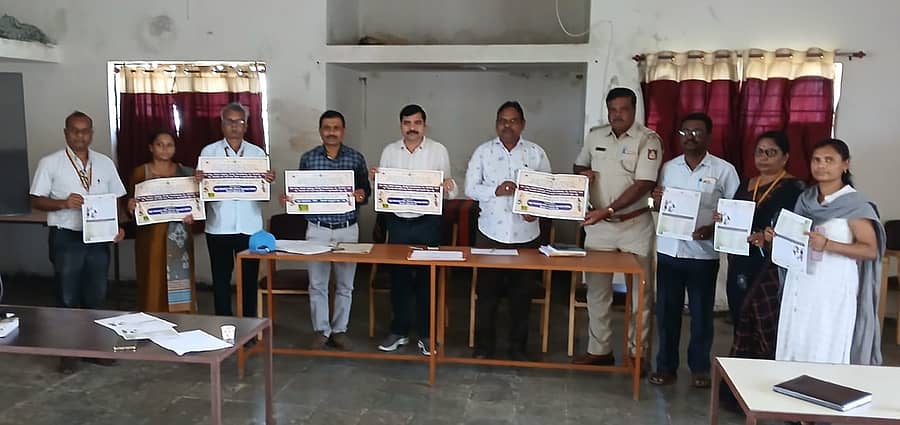 ಅಣ್ಣಿಗೇರಿ ತಹಶೀಲ್ದಾರ ಕಚೇರಿಯಲ್ಲಿ ಹಮ್ಮಿಕೊಂಡ ಬಾಲಕಾರ್ಮಿಕ ಪದ್ಧತಿ ನಿರ್ಮೂಲನೆ ಸಭೆಯಲ್ಲಿ ಭಿತ್ತಿ ಪತ್ರ ಬಿಡುಗಡೆ ಮಾಡಲಾಯಿತು