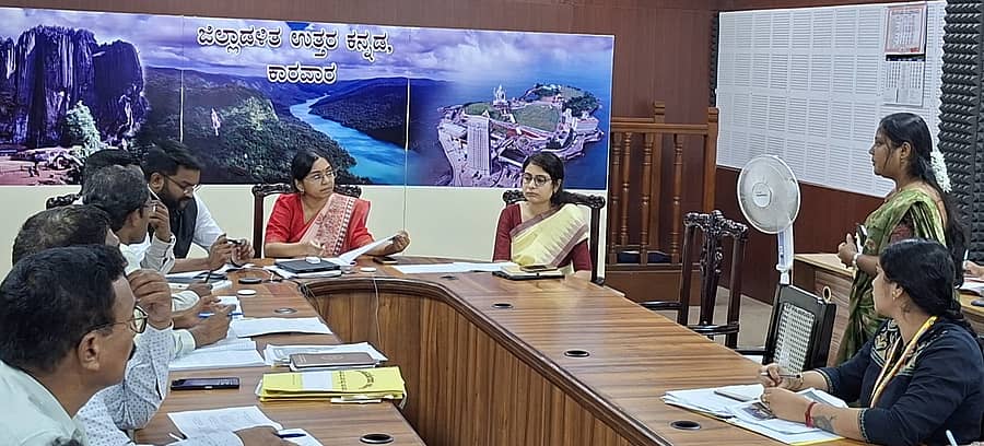 ಜಿಲ್ಲಾಧಿಕಾರಿ ಕೆ.ಲಕ್ಷ್ಮಿಪ್ರಿಯಾ ಅವರು ಮಹಿಳಾ ಮತ್ತು ಮಕ್ಕಳ ಅಭಿವೃದ್ಧಿ ಇಲಾಖೆಯ ಮಿಷನ್ ಶಕ್ತಿ ಯೋಜನೆ ಜಿಲ್ಲಾ ಮಟ್ಟದ ಸಮನ್ವಯ ಸಮಿತಿ ಸಭೆಯಲ್ಲಿ ಅಧಿಕಾರಿಳೊಂದಿಗೆ ಚರ್ಚಿಸಿದರು.