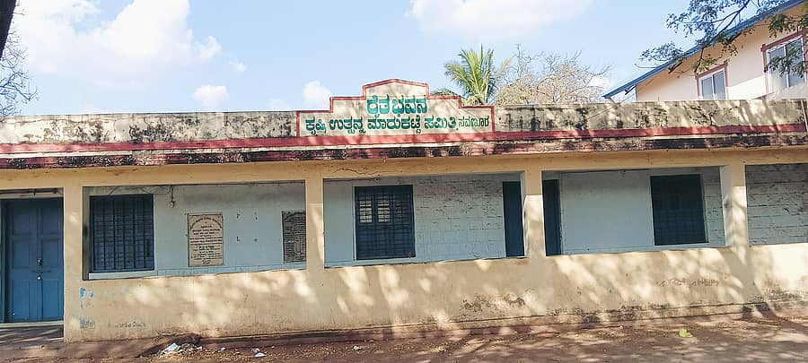 ಸವಣೂರು ಕೃಷಿ ಉತ್ಪನ್ನ ಮಾರುಕಟ್ಟೆಯಲ್ಲಿ ಪಾಳು ಬಿದ್ದಿರುವ ರೈತ ಭವನ ಕಟ್ಟಡ