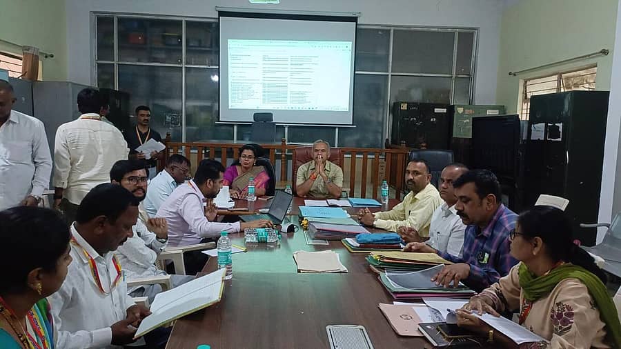 <div class="paragraphs"><p>ತುಮಕೂರಿನಲ್ಲಿ ಗುರುವಾರ ಬಗರ್ ಹುಕುಂ ಸಾಗುವಳಿ ಸಕ್ರಮೀಕರಣ ಸಮಿತಿ ಸಭೆ ಶಾಸಕ ಬಿ.ಸುರೇಶ್ಗೌಡ ನೇತೃತ್ವದಲ್ಲಿ ನಡೆಯಿತು. ತಹಶೀಲ್ದಾರ್ ರಾಜೇಶ್ವರಿ, ಸಮಿತಿ ಸದಸ್ಯರಾದ ಕರೆರಂಗಯ್ಯ, ಶಿವರಾಜು, ರೂಪ ಮೋಹನ್ ಭಾಗವಹಿಸಿದ್ದರು</p></div>