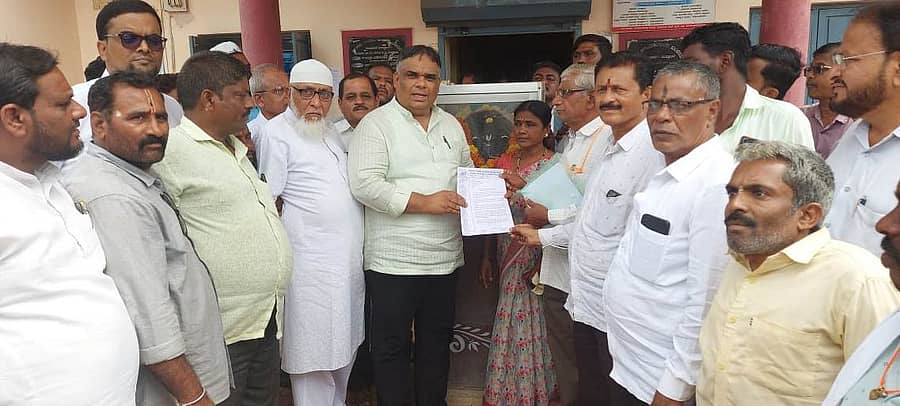 ಶಿಗ್ಗಾವಿ ತಾಲ್ಲೂಕಿನ ಬಂಕಾಪುರ ಪಟ್ಟಣದಲ್ಲಿ ಶುಕ್ರವಾರ ನಡೆದ ಬಂಕಾಪುರ ತಾಲ್ಲೂಕು ಪುನರುತ್ಥಾನ ಹೋರಾಟ ಸಮಿತಿ ಸಭೆ ನಂತರ ಶಾಸಕ ಯಾಸೀರ್ ಅಹ್ಮದಖಾನ್ ಪಠಾಣ ಅವರಿಗೆ ಮನವಿ ಸಲ್ಲಿಸಿದರು