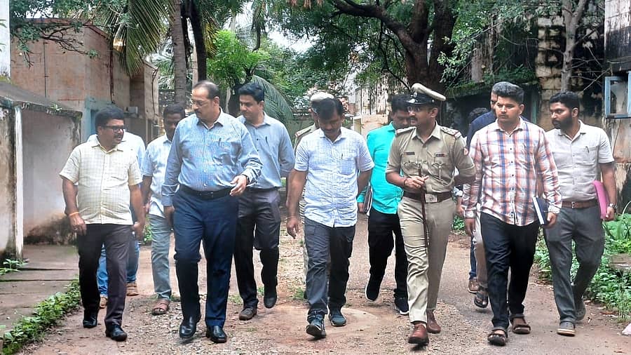 ಸಂಡೂರು ಪಟ್ಟಣದಲ್ಲಿನ ಪೊಲೀಸ್ ವಸತಿ ಗೃಹಗಳ ಸ್ಥಳವನ್ನು ಕರ್ನಾಟಕ ಗಣಿಗಾರಿಕೆ ಪರಿಸರ ಪುನಶ್ಚೇತನ ನಿಗಮ (ಕೆಎಂಇಆರ್‍ಸಿ)ದ ವ್ಯವಸ್ಥಾಪಕ ನಿರ್ದೇಶಕ ಸಂಜಯ್‍ಬಿಜ್ಜೂರು ಅವರು ಶುಕ್ರವಾರ ಭೇಟಿ ನೀಡಿ, ಪರಿಶೀಲನೆ ನಡೆಸಿದರು 