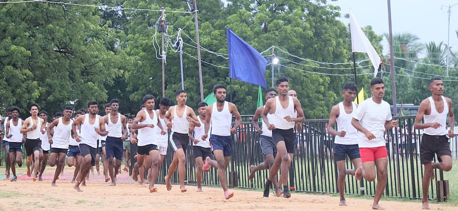 ರಾಯಚೂರಿನ ಕೃಷಿ ವಿಜ್ಞಾನಗಳ ವಿಶ್ವವಿದ್ಯಾಲಯದ ಕ್ರೀಡಾಂಗಣದಲ್ಲಿ ಶುಕ್ರವಾರ ಆರಂಭವಾದ ಅಗ್ನಿಪಥ ಸೇನಾ ನೇಮಕಾತಿ ರ್ಯಾಲಿಯಲ್ಲಿ ಭಾಗವಹಿಸಿದ್ದ ಕೊಪ್ಪಳದ ಯುವಕರು