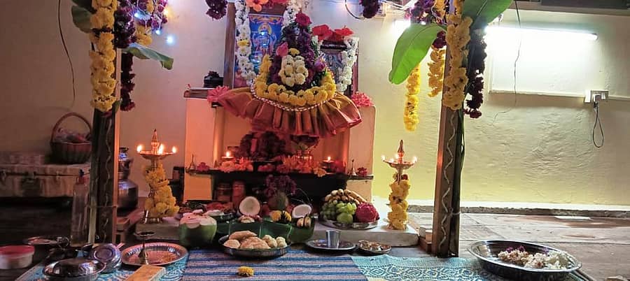 ವರಮಹಾಲಕ್ಷ್ಮಿ ಹಬ್ಬದ ಪ್ರಯುಕ್ತ ಮಾಲಂಬಿ ಗ್ರಾಮದ ದಿವ್ಯಾ ಗಣೇಶ್ ಎಂಬುವವರ ಮನೆಯ ದೇವರ ಕೋಣೆಯಲ್ಲಿ ಪೂಜೆಗಾಗಿ ಅಲಂಕರಿಸಿದ ಮಂಟಪ.