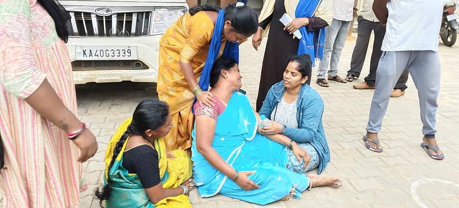 <div class="paragraphs"><p>ಆತ್ಮಹತ್ಯೆ ಮಾಡಿಕೊಂಡ ಬಾಬು ಕುಟುಂಬ ಸದಸ್ಯರು ಜಿಲ್ಲಾ ಆಸ್ಪತ್ರೆ ಆವರಣದಲ್ಲಿ ರೋದಿಸುತ್ತಿರುವುದು</p></div>
