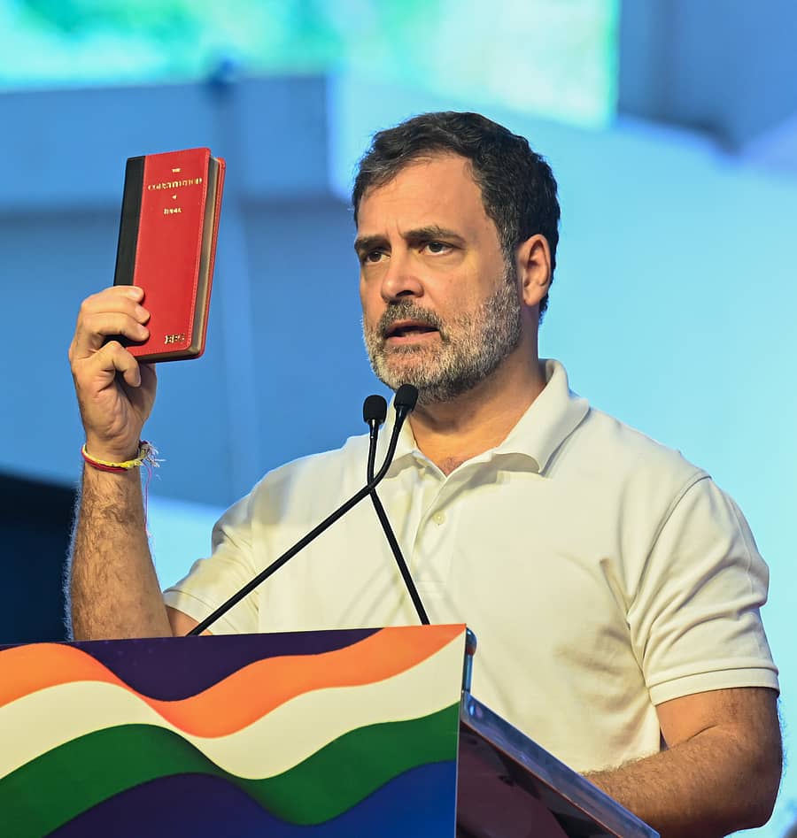 <div class="paragraphs"><p>ಸಂವಿಧಾನ ಪ್ರತಿ ಹಿಡಿದು ರಾಹುಲ್ ಗಾಂಧಿ ಮಾತು....&nbsp; &nbsp; &nbsp; &nbsp; &nbsp; &nbsp; &nbsp; &nbsp; &nbsp; &nbsp; &nbsp; &nbsp; </p></div>
