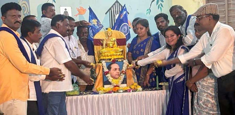 ಶ್ರೀರಂಗಪಟ್ಟಣದ ಅಂಬೇಡ್ಕರ್‌ ಭವನದಲ್ಲಿ ಕರ್ನಾಟಕ ದಲಿತ ಸಂಘರ್ಷ ಸಮಿತಿಯ ಹಮ್ಮಿಕೊಂಡಿರುವ ಮೂರು ದಿನಗಳ ಜಿಲ್ಲಾ ಮಟ್ಟದ ಅಧ್ಯಯನ ಶಿಬಿರಕ್ಕೆ ಡಾ.ಬಿ.ಆರ್‌. ಅಂಬೇಡ್ಕರ್‌ ಭಾವಚಿತ್ರ ಮತ್ತು ಬುದ್ಧನ ಪ್ರತಿಮೆಗೆ ಪುಷ್ಪಾರ್ಚನೆ ಮಾಡುವ ಮೂಲಕ ಚಾಲನೆ ನೀಡಲಾಯಿತು