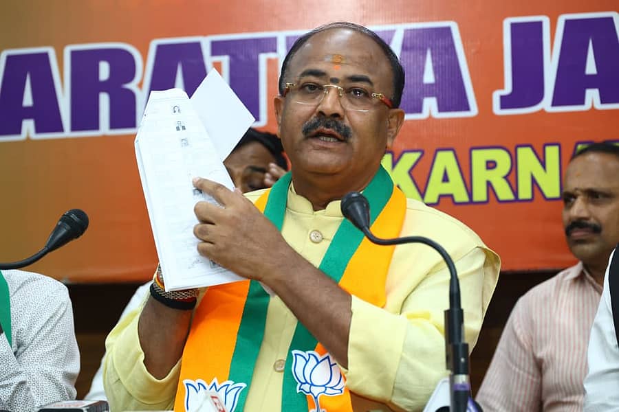<div class="paragraphs"><p>ದಾಖಲೆ ಪ್ರದರ್ಶಿಸಿದ&nbsp;ಅರವಿಂದ ಲಿಂಬಾವಳಿ&nbsp;</p></div>