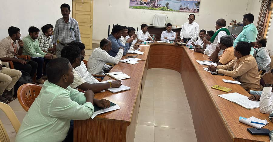 ಹಿರಿಯೂರಿನಲ್ಲಿ ಶುಕ್ರವಾರ ಮುಂಗಾರು ಬೆಳೆ ವಿಮೆ ಕುರಿತು ತಹಶೀಲ್ದಾರ್ ಸಿದ್ದೇಶ್ ಅಧ್ಯಕ್ಷತೆಯಲ್ಲಿ ವಿಮಾ ಕಂಪನಿ, ರೈತ ಮುಖಂಡರು ಹಾಗೂ ವಿಮಾ ಕಂಪನಿ ಅಧಿಕಾರಿಗಳ ಸಭೆ ನಡೆಯಿತು