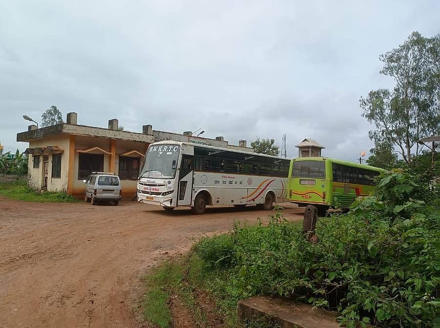 ಮಳಗಿ ಬಸ್‌ ನಿಲ್ದಾಣದೊಳಗೆ ಶುಕ್ರವಾರ ಬಸ್‌ಗಳು ಬಂದು ಪ್ರಯಾಣಿಕರನ್ನು ಇಳಿಸಿ, ಹತ್ತಿಸಿಕೊಂಡು ಹೋದವು