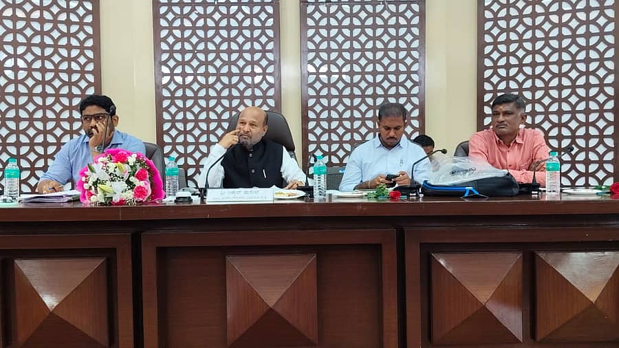 ಕನಕಪುರ ನಗರಸಭೆ ಸಭಾಂಗಣದಲ್ಲಿ ಪ್ರಗತಿ ಪರಿಶೀಲನಾ ಸಭೆ ನಡೆಸಿದ ಶಾಸಕ ಇಕ್ಬಾಲ್‌ ಹುಸೇನ್‌ 