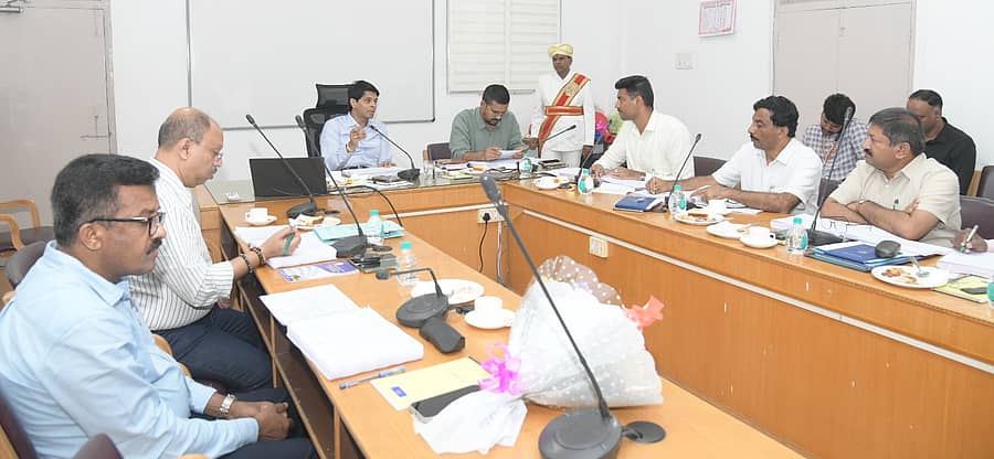 ಮೈಸೂರು ಅಭಿವೃದ್ಧಿ ಪ್ರಾಧಿಕಾರದಲ್ಲಿ ಶುಕ್ರವಾರ ನಡೆದ ಸಾಮಾನ್ಯ ಸಭೆಯಲ್ಲಿ ಜಿಲ್ಲಾಧಿಕಾರಿ ಜಿ.ಲಕ್ಷ್ಮೀಕಾಂತ ರೆಡ್ಡಿ ಮಾತನಾಡಿದರು
