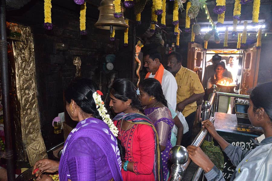 ಕೋಲಾರದಲ್ಲಿ ಶುಕ್ರವಾರ ಕೋಲಾರಮ್ಮ ದೇಗುಲದಲ್ಲಿ ಭಕ್ತಾದಿಗಳು ಪೂಜೆ ಸಲ್ಲಿಸಿದರು