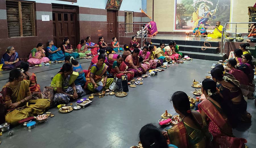 ಯಾದಗಿರಿ  ನಗರದ ಉತ್ತರಾಧಿಮಠದ ಪರಿಮಳ ಮಂಟಪದಲ್ಲಿ ಶುಕ್ರವಾರ ಸಹಸ್ರ ದೀಪೋತ್ಸವ ಮತ್ತು ಕುಂಕುಮಾರ್ಚನೆ ಕಾರ್ಯಕ್ರಮ ಜರುಗಿತು.
